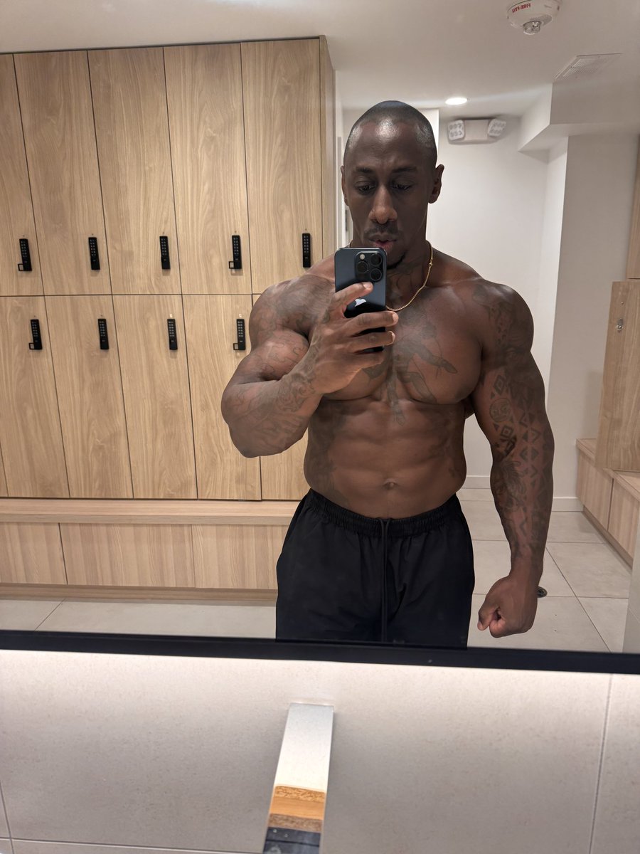 TheRealCoachPow's tweet photo. Changeroom selfie 🤳🏿 
#onlyfans #physiquemodel #musclebeast https://t.co/urzpduccT0