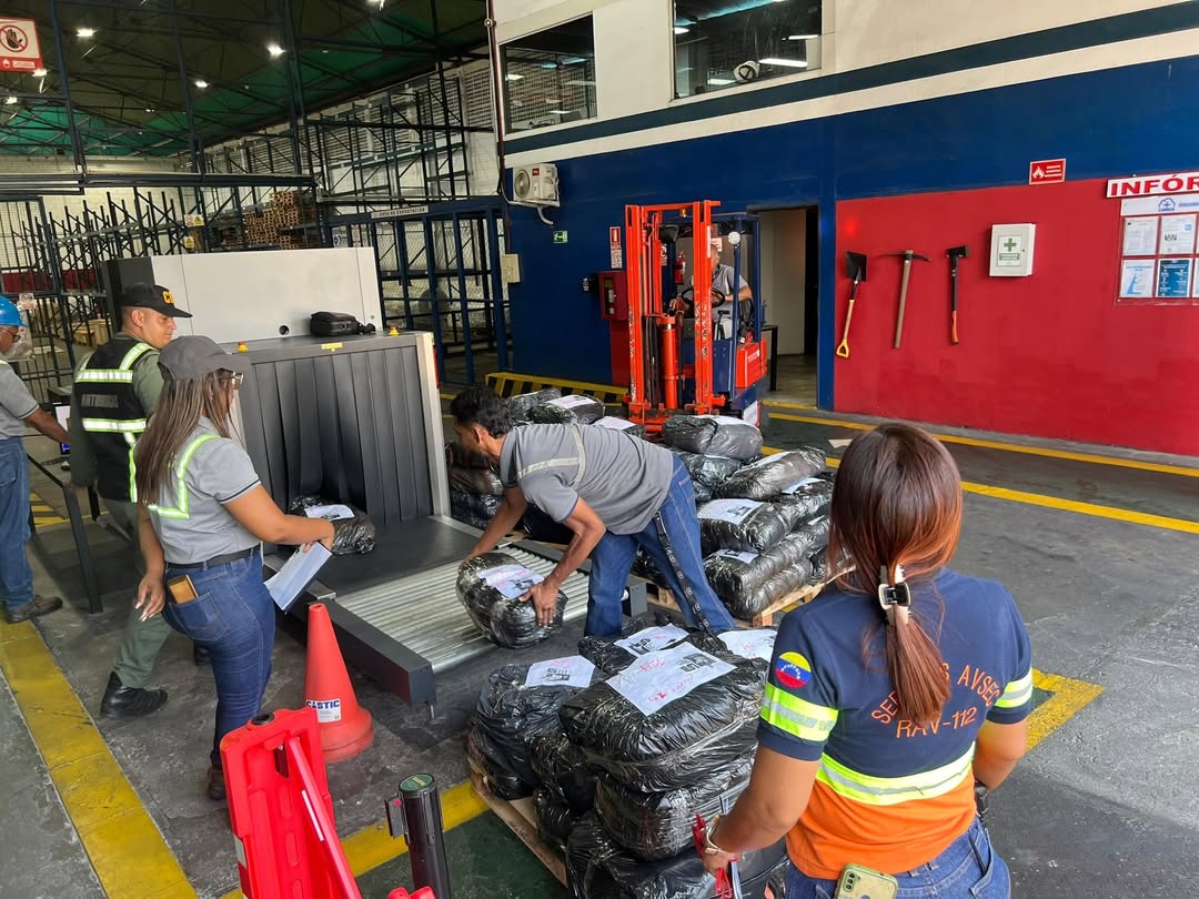 camilapress's tweet photo. Venezuela sent a shipment of humanitarian aid to Cuba today. Photos: Instituto Simón Bolívar https://t.co/4V172v53sC