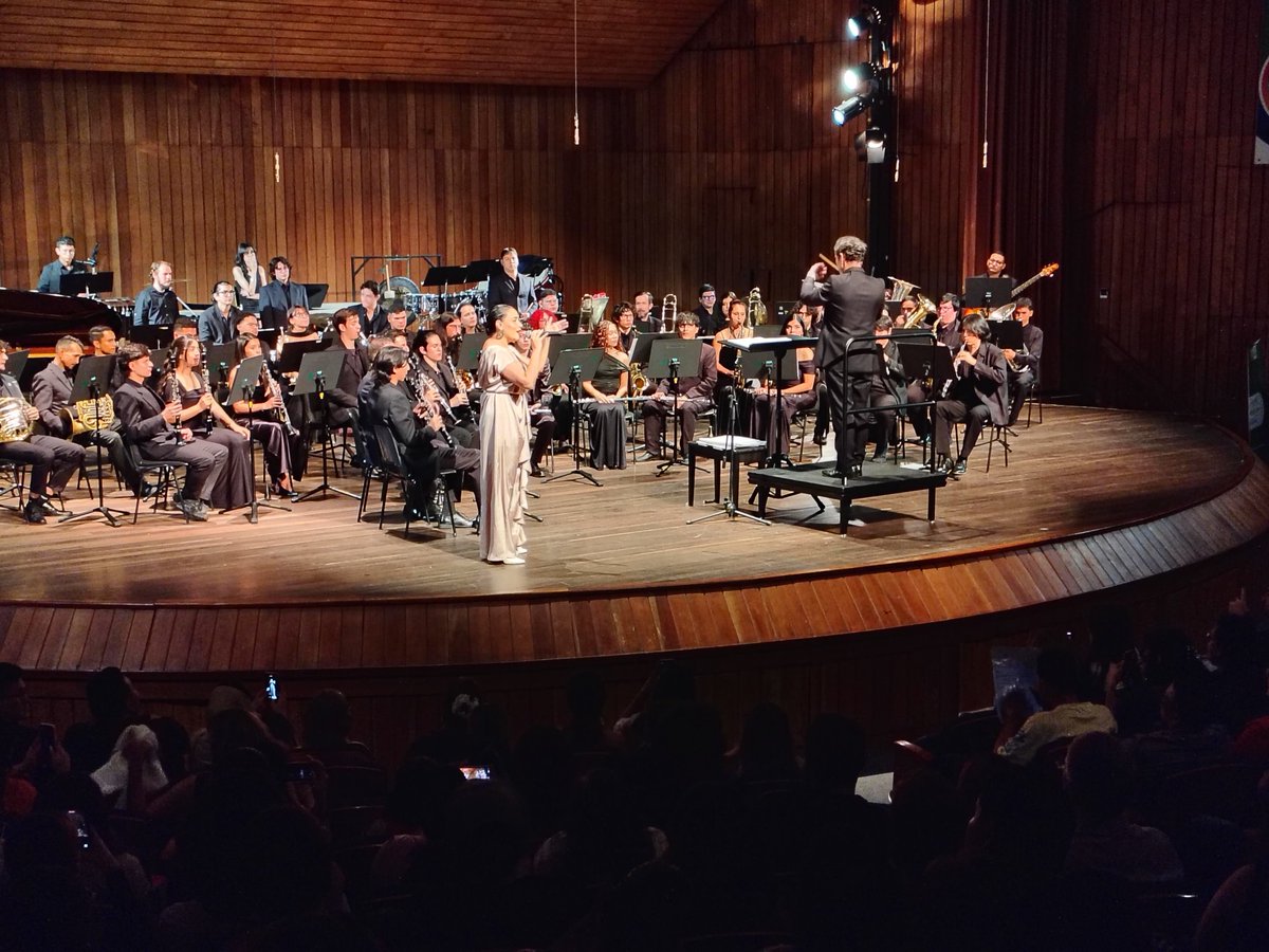 UIS's tweet photo. #BandaSinfónicaUIS La velada del concierto de gala de la Banda Sinfónica UIS continuó con la presentación del Cuarteto de Clarinetes de Artes para la Paz, que interpretó dos obras musicales para el disfrute de los asistentes.

Y luego se sumó el canto en la voz de Angélica Mora Dionisio, directora del Programa Artes para la Paz, que sin duda cautivó a los asistentes con su voz y elevó los ánimos en el concierto.
