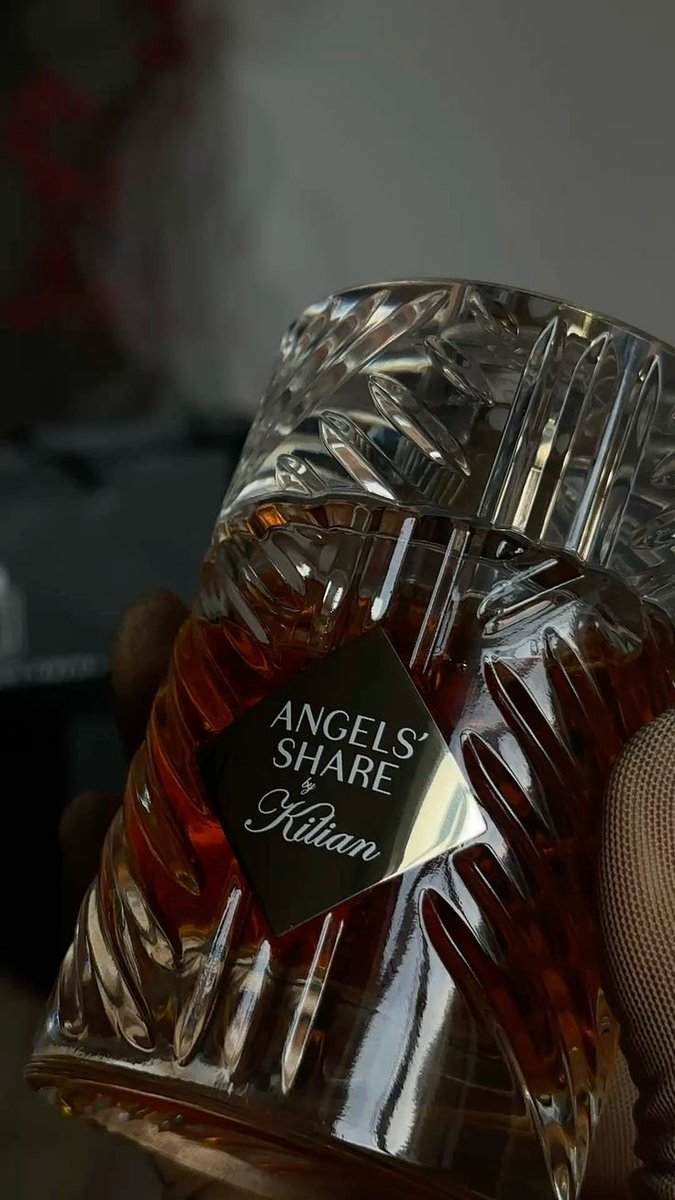 🥃✨ 𝐁𝐘 𝐊𝐈𝐋𝐈𝐀𝐍 — 𝐓𝐇𝐄 𝐇𝐎𝐔𝐒𝐄 𝐎𝐅 𝐋𝐈𝐐𝐔𝐈𝐃 𝐋𝐔𝐗𝐔𝐑𝐘 ✨🥃

Personally… I own almost 99% of the collection from this legendary house. 👑

And after smelling almost everything…
these TWO are beyond special. 💎
🔥 Angels’ Share
🍏 Apple Brandy On The Rocks