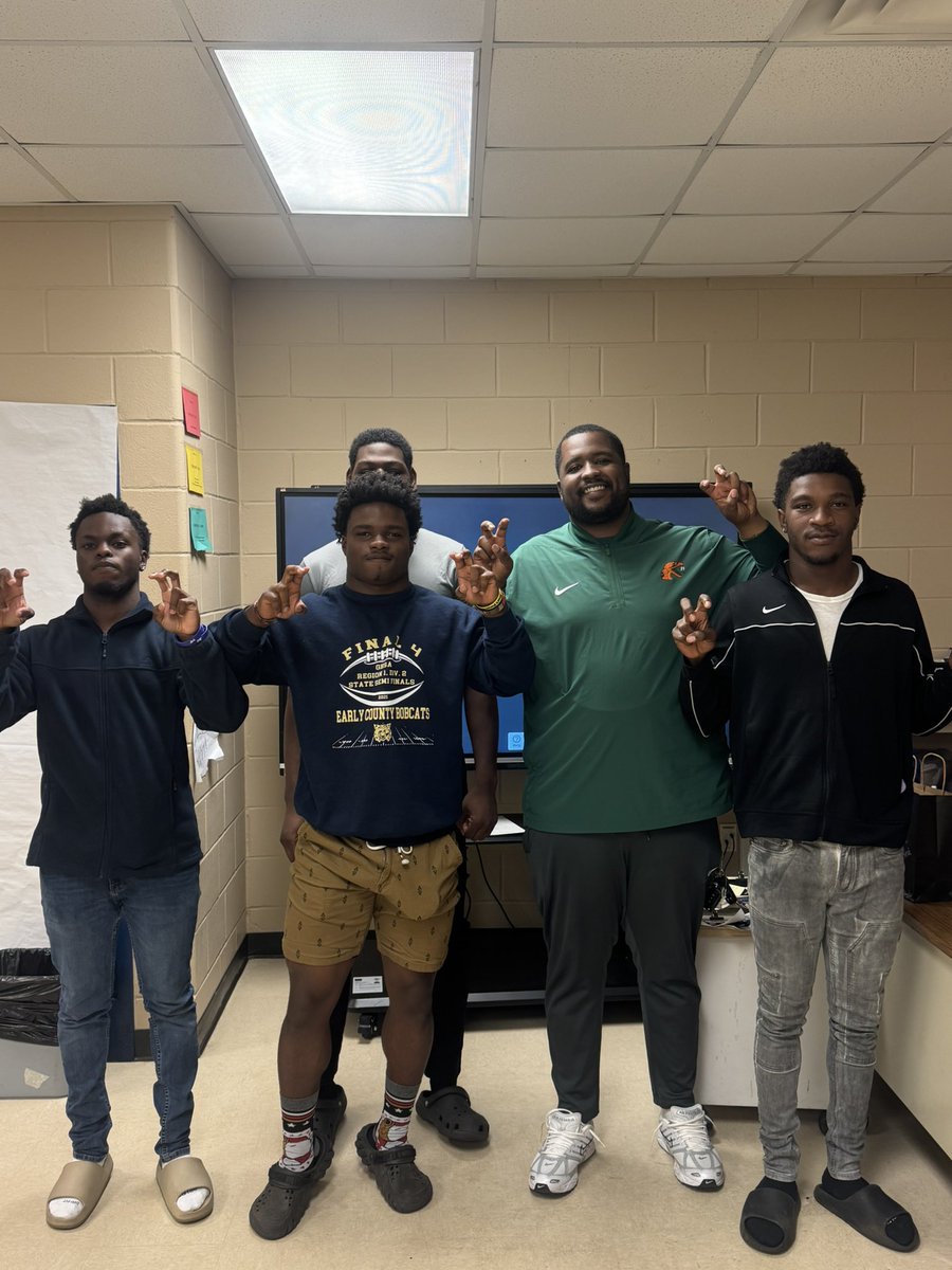 CoachTaylor_'s tweet photo. Thank you @DMixonFBDL @FAMU_FBRecruit @FAMU_FB for stopping by to check in on our kids #HBCU https://t.co/hMdvzn5YaR