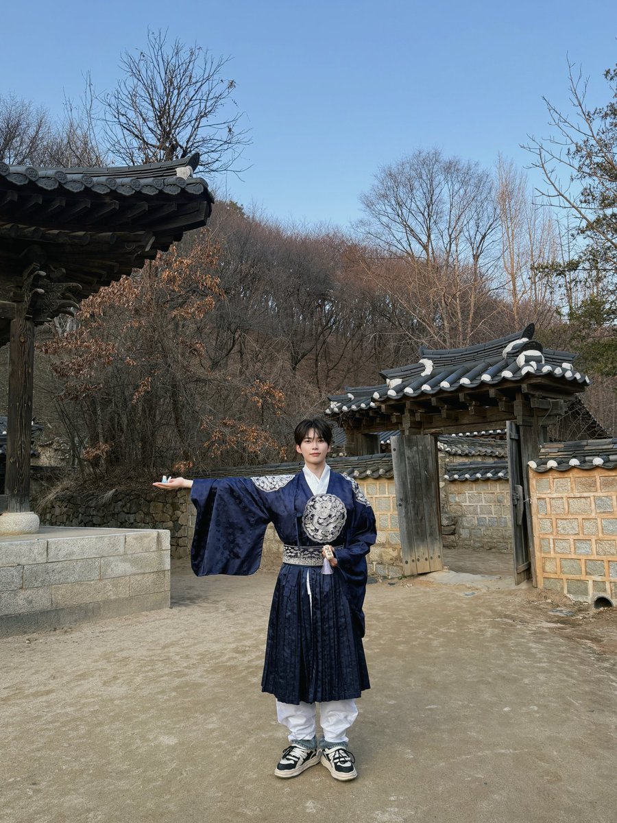 sunghapbin's tweet photo. I went from a low-rank commoner to the one wearing the crown. https://t.co/FiVPbsNf4C