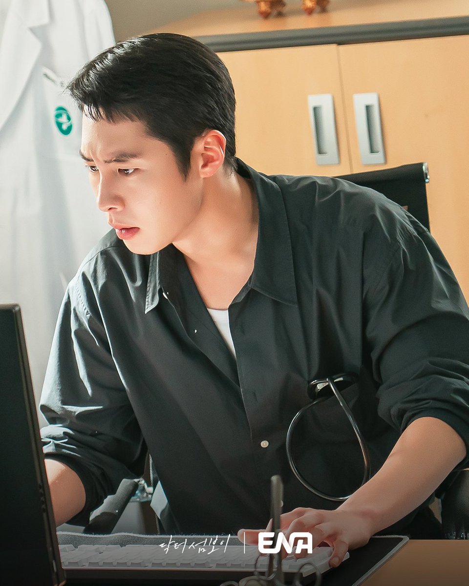 이재욱, 섬마을 공중보건의사 '도지의'로 완벽 변신💙

모두가 기피하는 악명 높은 섬 '편동도'에 입도한 공중보건의사 도지의와 비밀 많은 간호사 육하리가 그리는 메디컬 휴먼 로맨스

ENA 〈닥터 섬보이〉 
6/1 [월] 밤 10시 첫 방송

📺 ENA 채널 번호 안내 📺
Genie TV 1번/ skylife 1번/ HCN