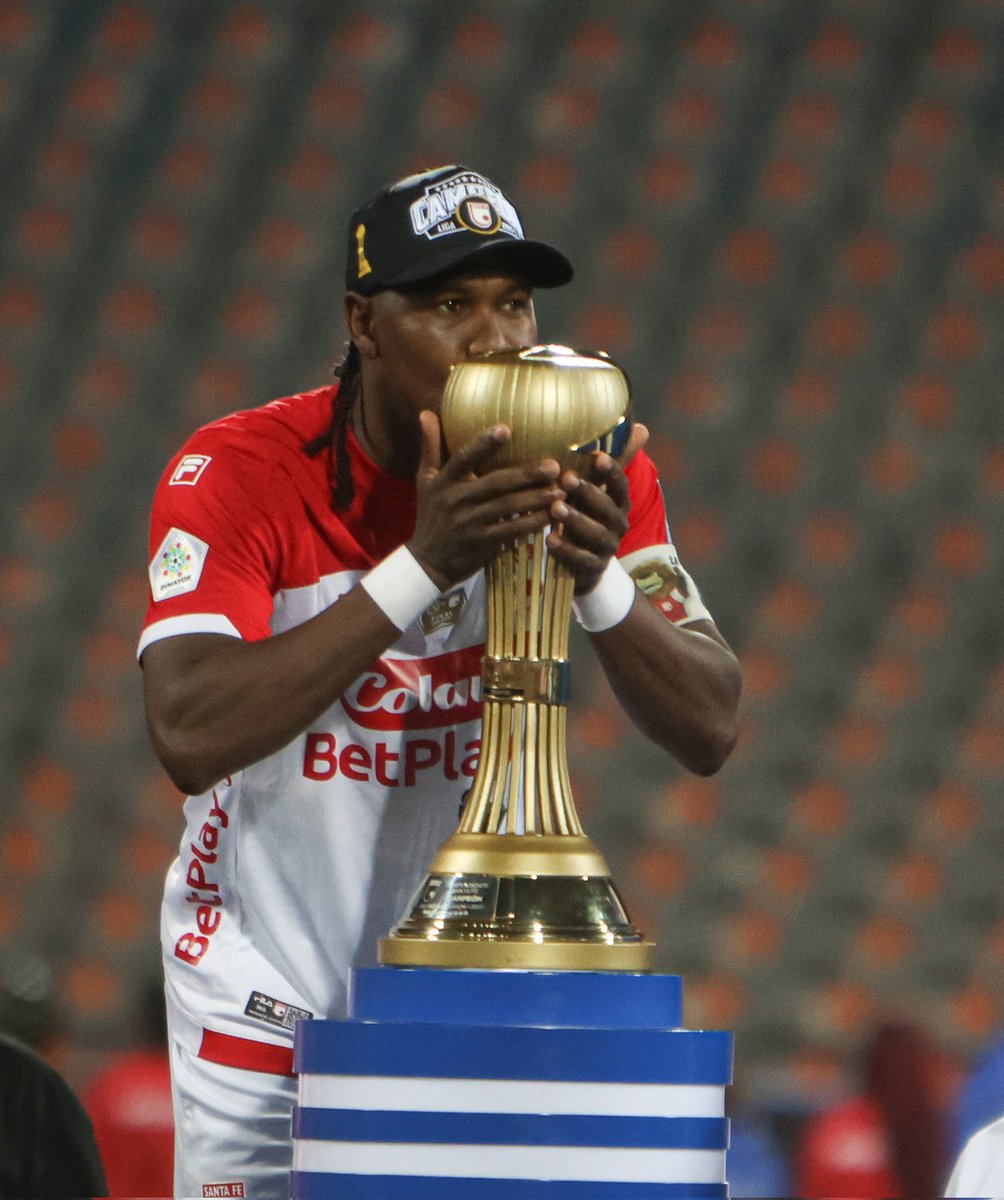 Fenómeno. Histórico delantero del fútbol profesional colombiano. Se cansó de tocar el arco rival y de llevar peligro al arco rival. Hugo Rodallega es el alma de Santa Fe.

Un líder espiritual y futbolístico.