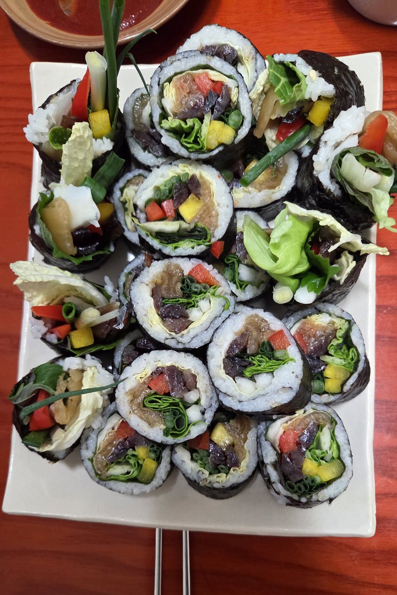 w_ddd_ddd's tweet photo. 만드는 과정이 좀 오래 걸리지만, 만들어두면 영양 만점인 한국 김밥. 냉장고에 있는 재료들 그냥 툭툭 넣기만 하면 완성되는 게 또 다른 김밥의 묘미. 가끔은 당근 듬뿍, 두부나 과메기를 넣으면 이게 또 별미거든요.
#kimbab #k김밥 🇰🇷 https://t.co/1G0BZ0s5S3