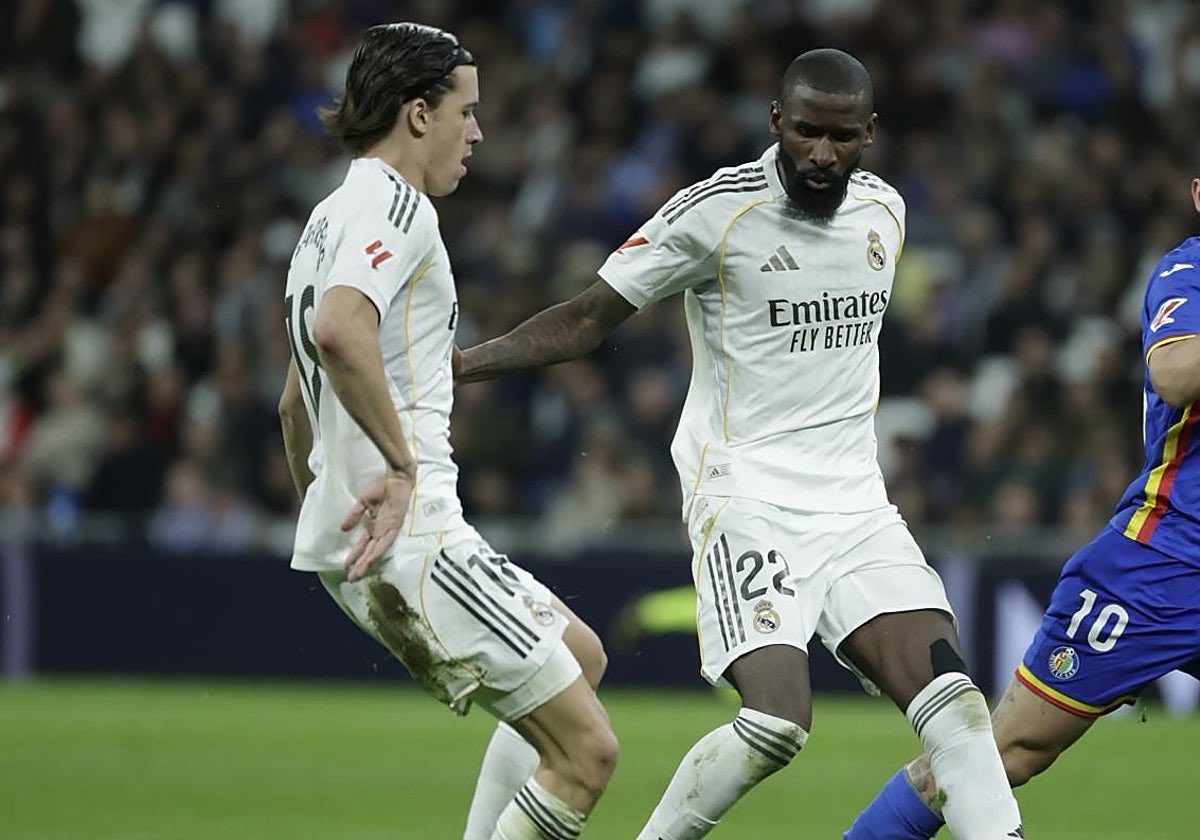 Hace más de un mes, Antonio Rüdiger abofeteó a Álvaro Carreras. Y luego  OTRA VEZ, hace 2 semanas, Rüdiger una vez más comenzó a gritarle a Carreras  y a regañarlo y reprenderlo