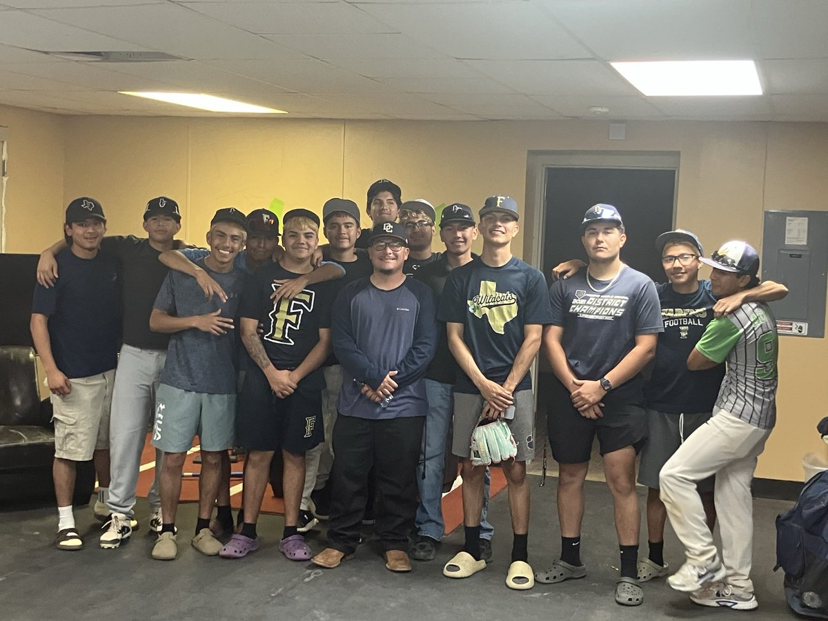 SauceMj's tweet photo. 2009 State Champion ⚾️ Socorro Bulldog Jessierey “Dirt bag” Navarette came to talk to our boys today about beating the odds! We appreciate you! @FabensISD @CoachMontes52 @godisright @CoachEstrada_AD @RogelioSegovi13 https://t.co/jlB112W7WL