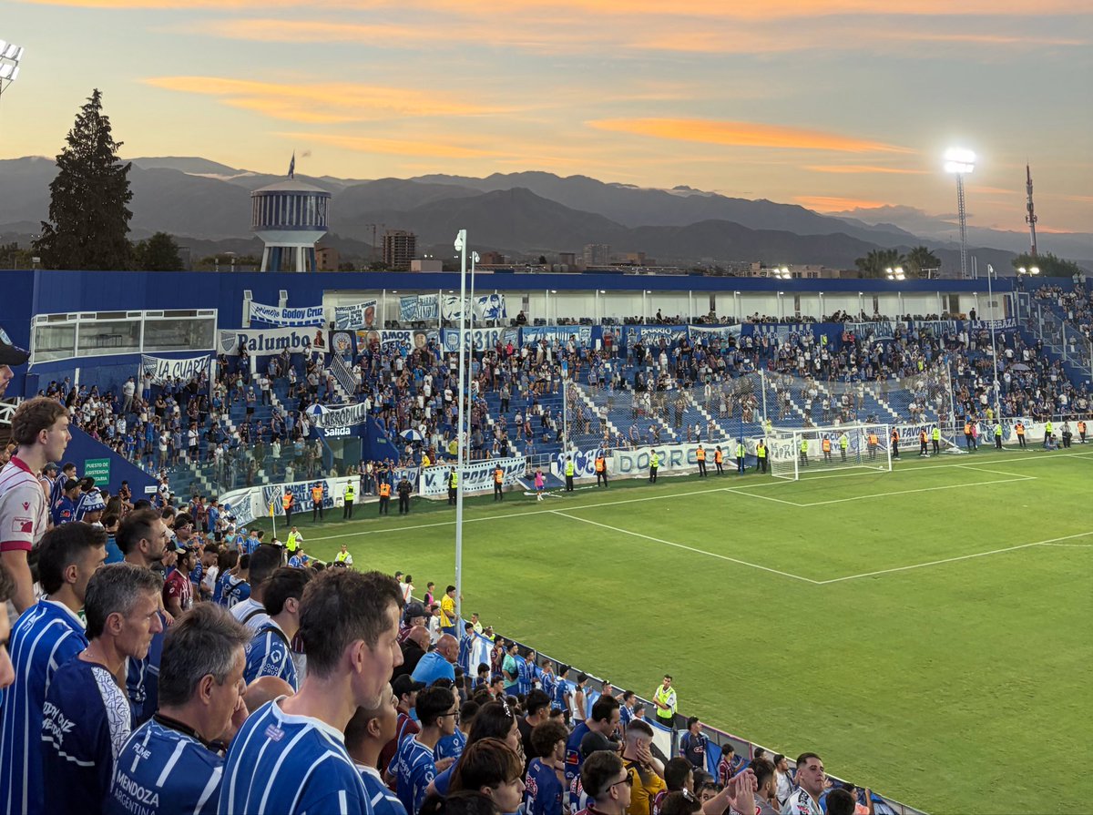 ¿A que no lo sabías? 🤯

Godoy Cruz es el único club en el mundo que no deja ingresar a sus socios a una popular. Insólito.