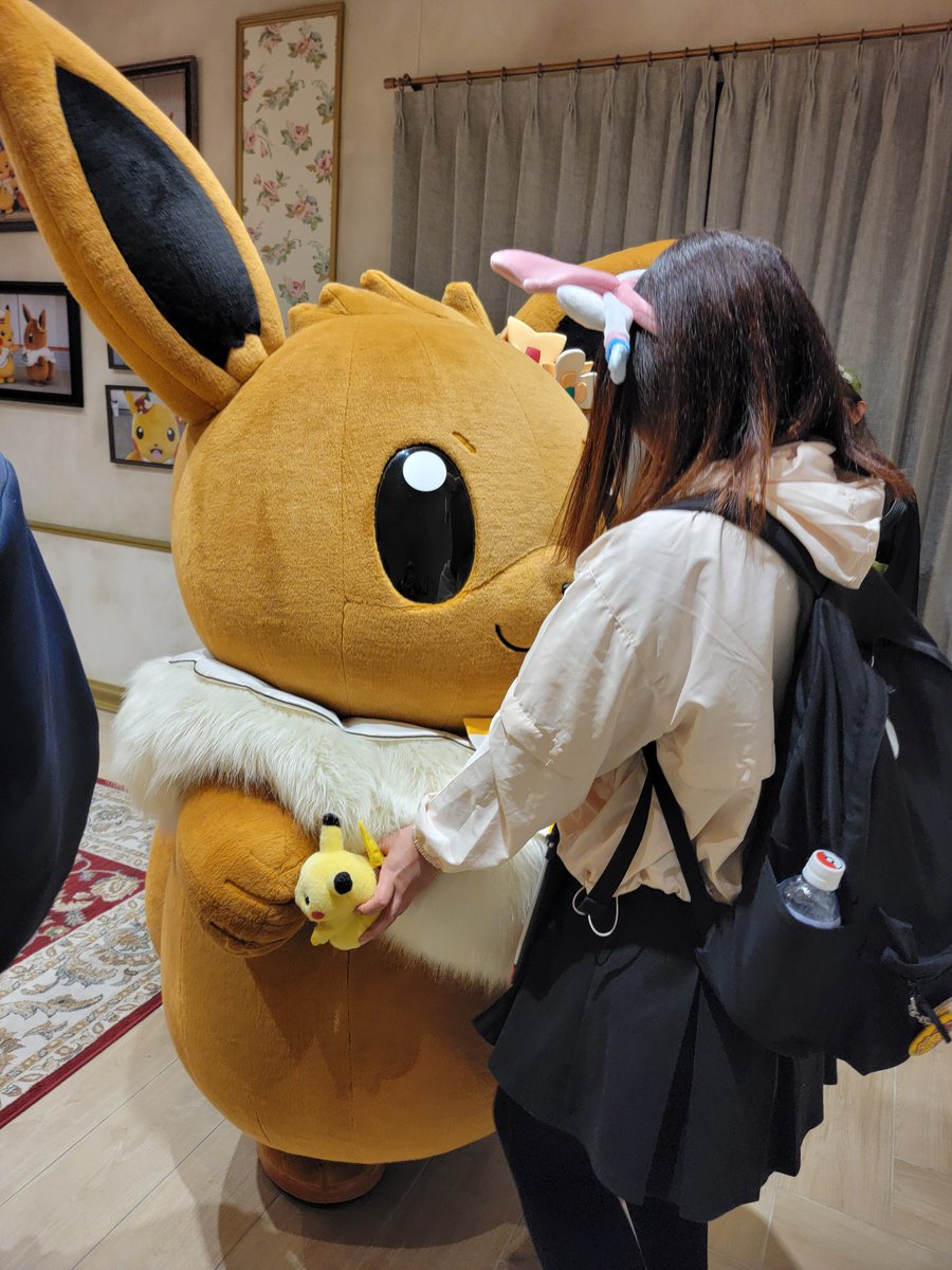 eri1205d's tweet photo. 持って行ったうちのピカチュウ、お腹押すと音が鳴るタイプだったから、キャストさん（カヤツリタウンの方？）とかレンジャーの人に見せる時に鳴かせてたら、皆さんめちゃくちゃ沸いてくれてスーパーハイパー楽しい優しい世界最高だった https://t.co/lTXhbDEyTZ