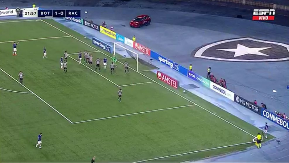 no debe haber nada mas antiestetico que las canchas con las tribunas tan alejadas, no es serio que ni se vean