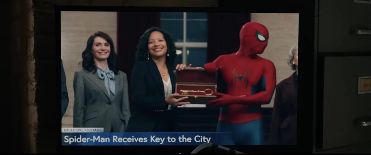 Sheila saw how Daredevil risked his life, career and identity to stop Fisk and decided to give the 'Key to the City' to Spider-Man. 🤔

#DaredevilBornAgain