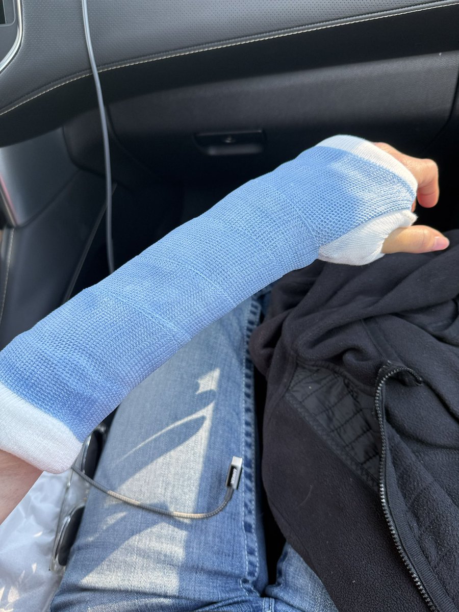 kelleecade's tweet photo. Guess I shouldn’t have tried two backflips in a row. Broke my wrist on the last lap while ice skating at Eliana’s birthday party. Not the ending we expected but God has a reason for it!

“And we know that all things work together for good to those who love God.” Romans 8:28 NKJV https://t.co/ymQKoSsKO9