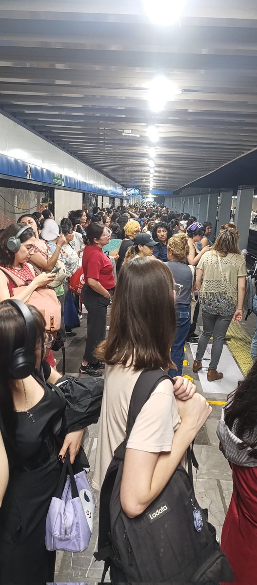 InfoMetroMX's tweet photo. 🚨METRO🚨
#ULTIMAHORA
Se presenta afluencia muy alta y flujo pésimo de unidades en la #Linea2,#Linea8 y #LineaB del #MetroCDMX tardando hasta 10 min. En arribar alguna unidad.
⚠️Anticipa tu trayecto⚠️
#infometromx https://t.co/4uwecXZ6o9