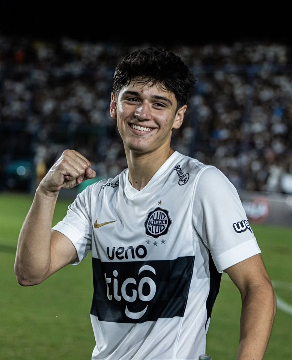 Magnífico, estupendo, grandioso, maravilloso, crack, diferente, mago, decencia, técnico, talentoso.

La mayor promesa que sacó Olimpia después de Roque Santa Cruz en muchísimo tiempo.

Eduardo Delmás es la promesa más importante del Paraguay en la actualidad. Hay que cuidarlo.