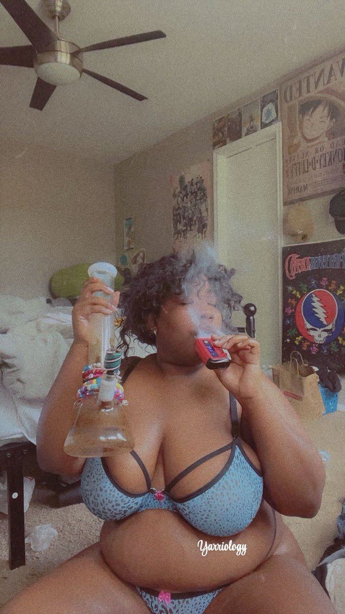 Yarriology's tweet photo. n.e wayz let’s smoke. you get greens https://t.co/5NbHmrf6lx