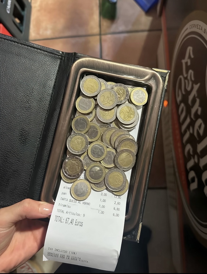 A mi amiga le acaban de pagar en el bar donde trabaja 67€ con monedas de 1€ y de 2€ 

Como experto diré que el dinero viene de la ruleta.