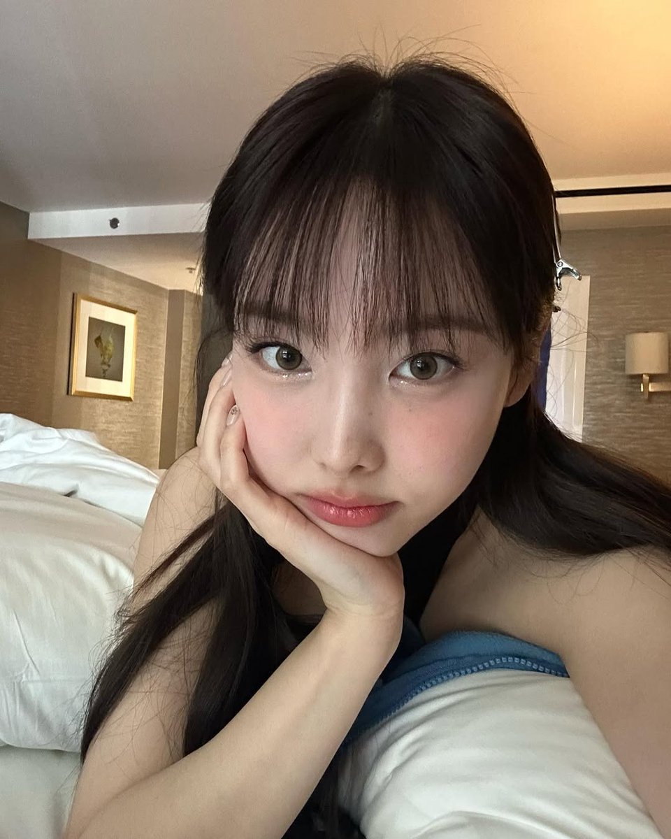 miwasite's tweet photo. Puede que parezca que solo estoy tirada en la cama pero se equivocan pues me la pasé toda la tarde haciéndole stream a #𝙽ōthing𝙻ikëː𝚄s, el nuevo #𝓔𝑽𝑨𝐍聞くʼ𓊆𝓬ovǝr𓊇 que desde que la escuché por primera vez no puedo parar.

𝐓hē b͟u͟n͟ny ♡ . ݁ ⊹ 🐰 𝐏l𝕒yl𝕚st! https://t.co/NzKcEbdiFe