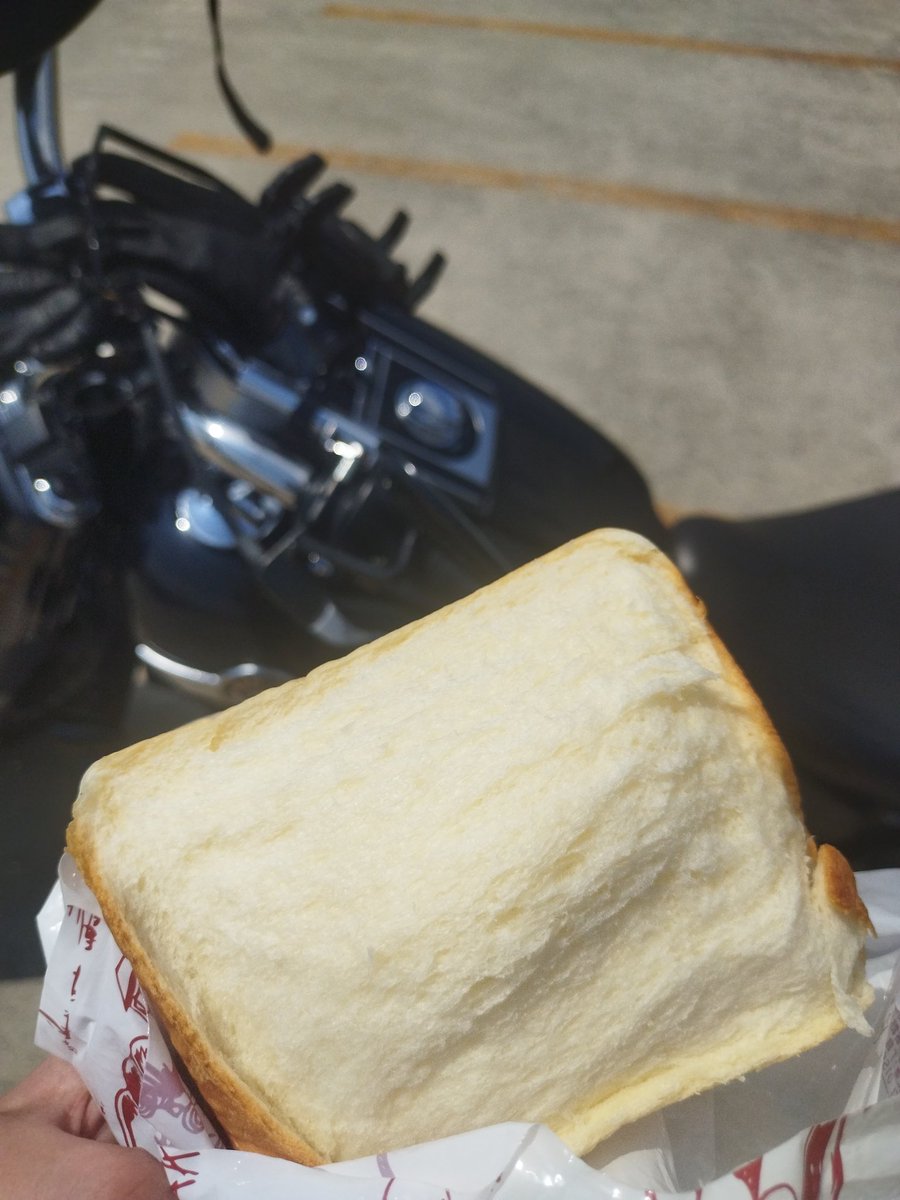 TTsaaan's tweet photo. #バイクと高みから絶景のかっこいい画像を貼ってね
皆さん、こんにちは☀
今シーズン初ナイタイ高原🏍
🐮ソフト🍦
足寄の高橋菓子店さんに寄り
本職パン🍞ゲットしました✨
外で食べる食パンも
なかなかオツなものです https://t.co/YxoL6A5hHp