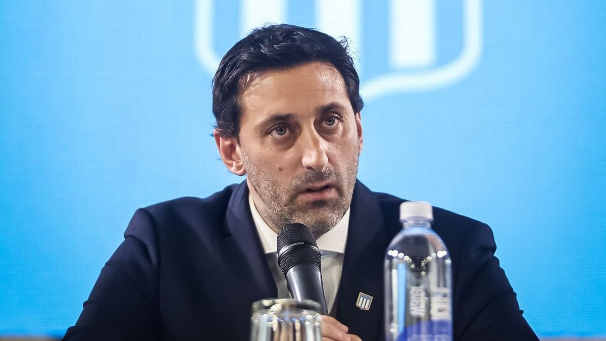 Es muy raro que un ídolo deje de serlo, pero HOY ocurrió. 

Milito no puede ser considerado más un ídolo de Racing.