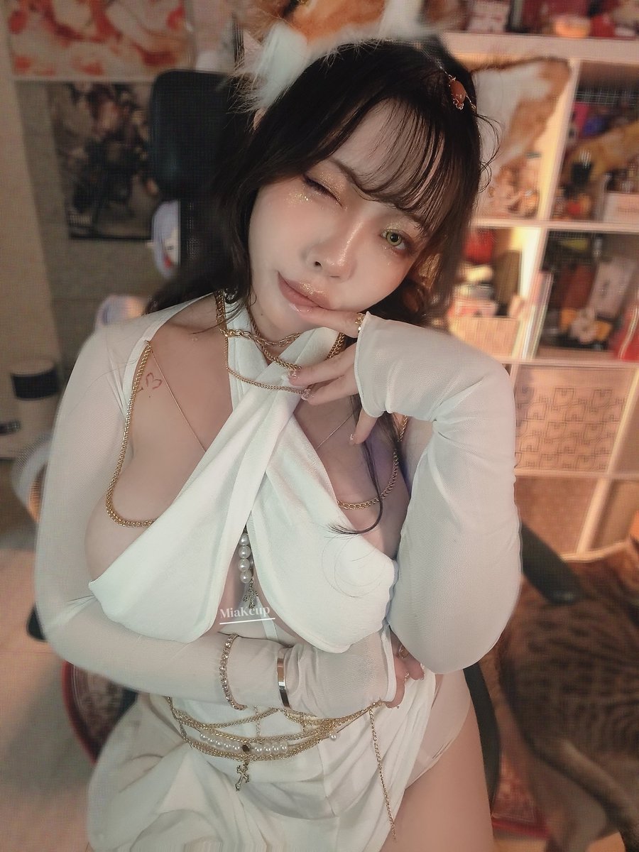 CFS預定是小殭屍🫚跟豔后𓃠

有個笨蛋拍照只記得拍瑟情版..
跟 @kumori_01 在E19
菜單可以私訊詢問啦🍽️

#CFS01
🎆 CFS01 互動寫真展《高雄場》
🌸活動日期｜2026年5月9日&amp;10日
🌸活動時間｜11:00－18:00
🌸活動地點｜R23糖倉會展中心 https://t.co/qb41bHZVcx