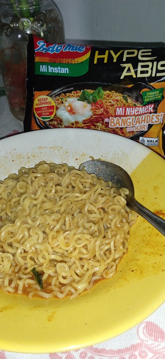 RedRuby990's tweet photo. Hari ini hari yang cerah, 
Makan mie nyemek banglahdes berasa makin wahh..! 🤩 https://t.co/ERXXMJVFom