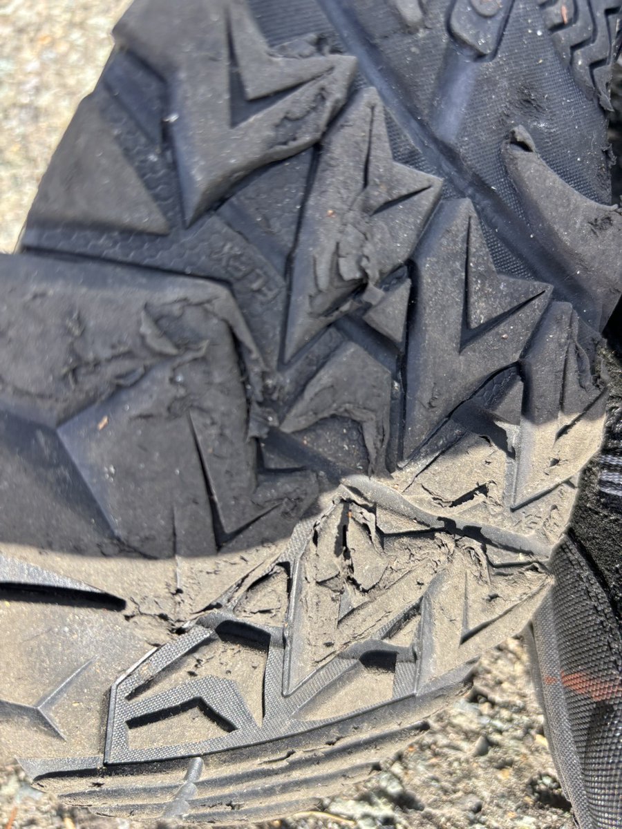 CougarAB's tweet photo. 靴底だけ見ると何年も使ってる様に見えるが、実際は数か月、週末に買い物や、２～３か月の間に何度か散歩で数キロ歩いただけ　HI-TEC https://t.co/SJa9rVJwIB