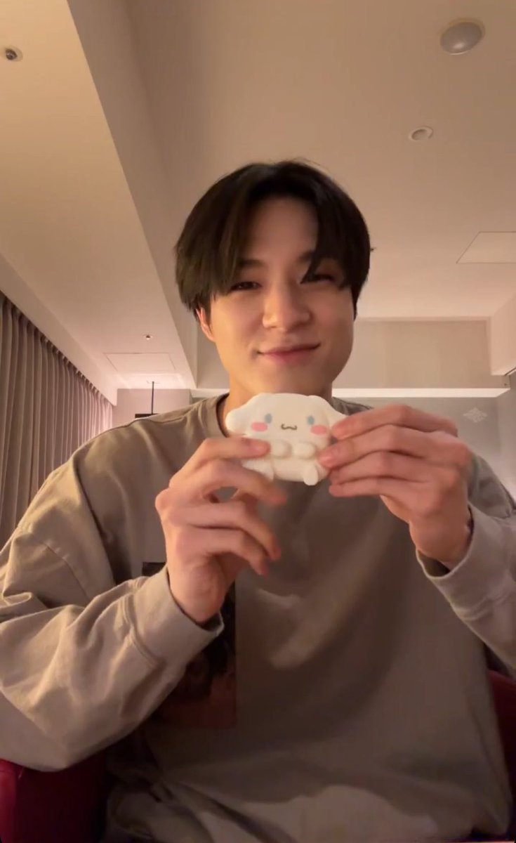 jelilast's tweet photo. from renjun to jeno : hoodie, denim bag, cinnamoroll airpod case 

from jeno to renjun : dipake mulu, dijadiin pc, dipamerin di live

hubungan tuh gini gais kaya noren timbal balik😭 take and give jangan maunya digive mulu. kudu sama effortnya hehe https://t.co/gBK2jyoFsE