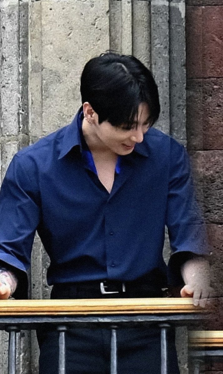 wait im actually glad he didn't wear a suit he looks so good in this outfit