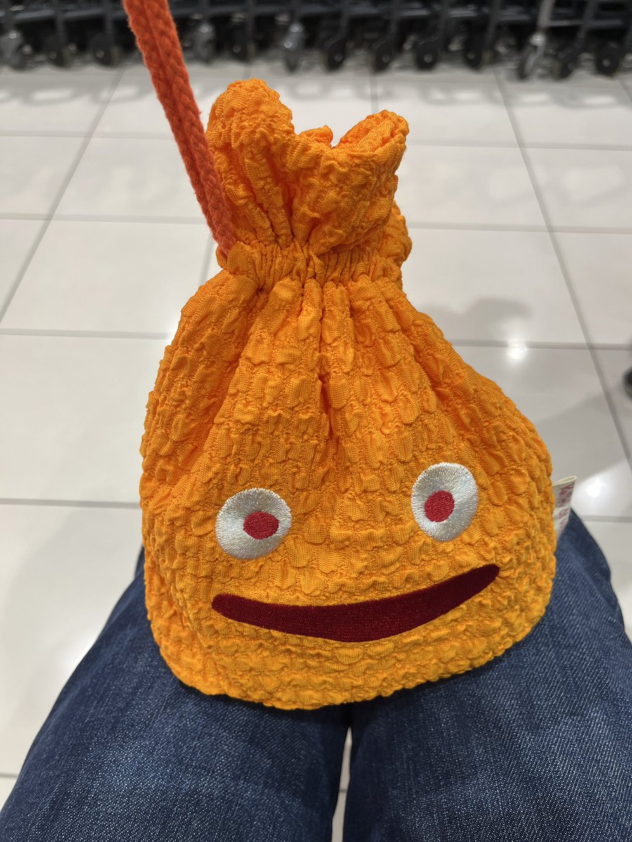 gorigoriozsan's tweet photo. 嫁の巾着が、ぱちもんベススライムに見えると言ったら、公式のカルシファーにケチつけるなと言われた。 https://t.co/6ccxBIdrBs