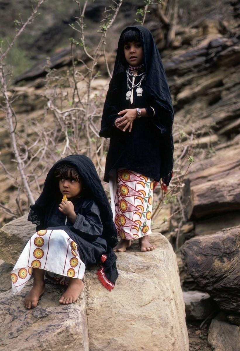 roritaarchive's tweet photo. Two young girls from Tihamat Qahtan, Kingdom of Saudi Arabia. Scanned from the book "Hommes-fleurs d'Arabie" by Thierry Mauger.
طفلتان من تهامة قحطان، المملكة العربية السعودية. ممسوحة ضوئياً من كتاب "رجال الزهور في الجزيرة العربية" للمصور تييري موجيه. https://t.co/Rn6r7xye77