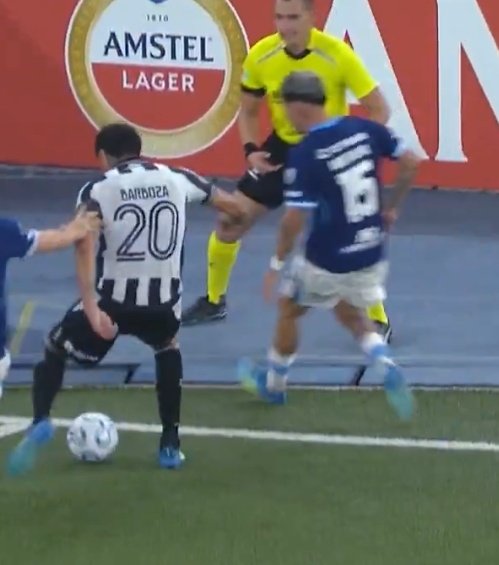Como va a ser imposible si martirena en vez de taparle la pierna SALE CORRIENDO DE LA CANCHA y le deja toda la banda libre
