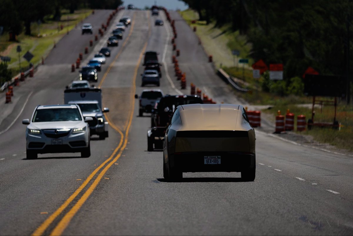AdanGuajardo's tweet photo. A Tesla Cybercab started connecting city to city travel over 60 miles away in Horseshoe Bay, TX simulating pickup/drop-off of a passenger. 

Eventually connecting the Texas triangle between Dallas/Ft Worth, Houston, and Austin/San Antonio.

Then connect all around the world!
📷 @AdanGuajardo