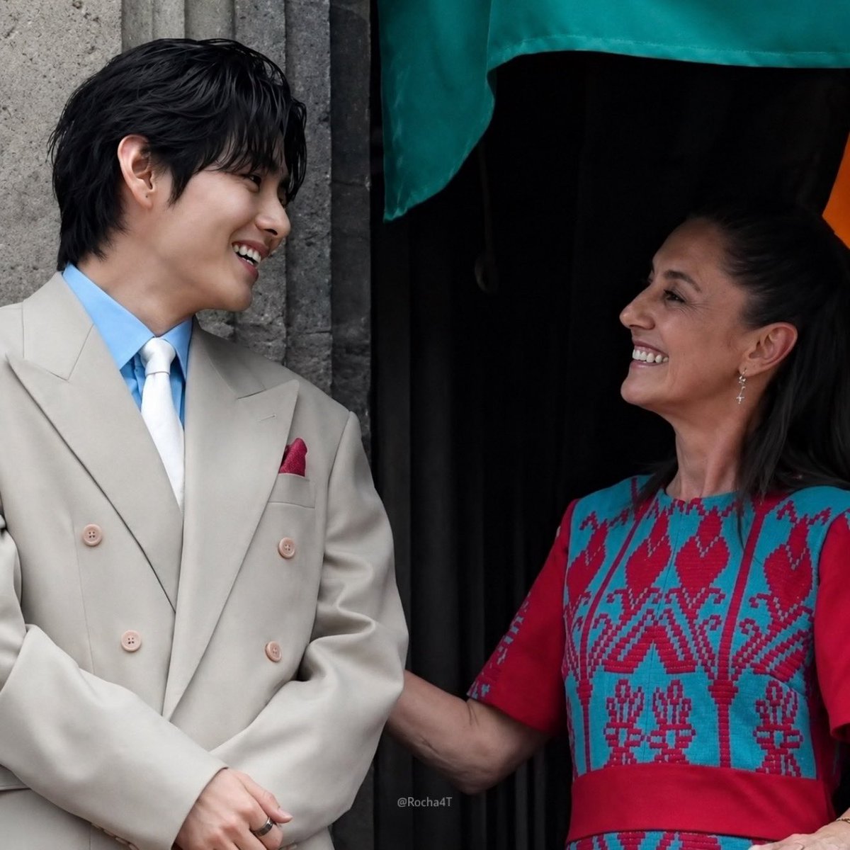 La PresidentA de las juventudes, la educación y el derecho a la felicidad. 

Viva siempre <a href="/Claudiashein/">Claudia Sheinbaum Pardo</a> 

<a href="/bts_bighit/">BTS_official</a>