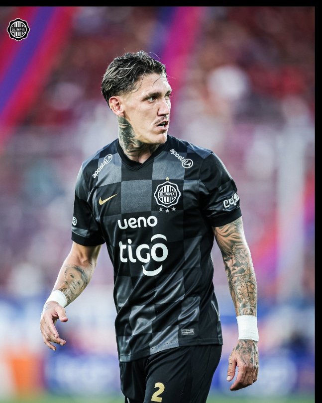 El otro es medio loco, con 20 tatuajes y ese swing de calle 🎵🎵