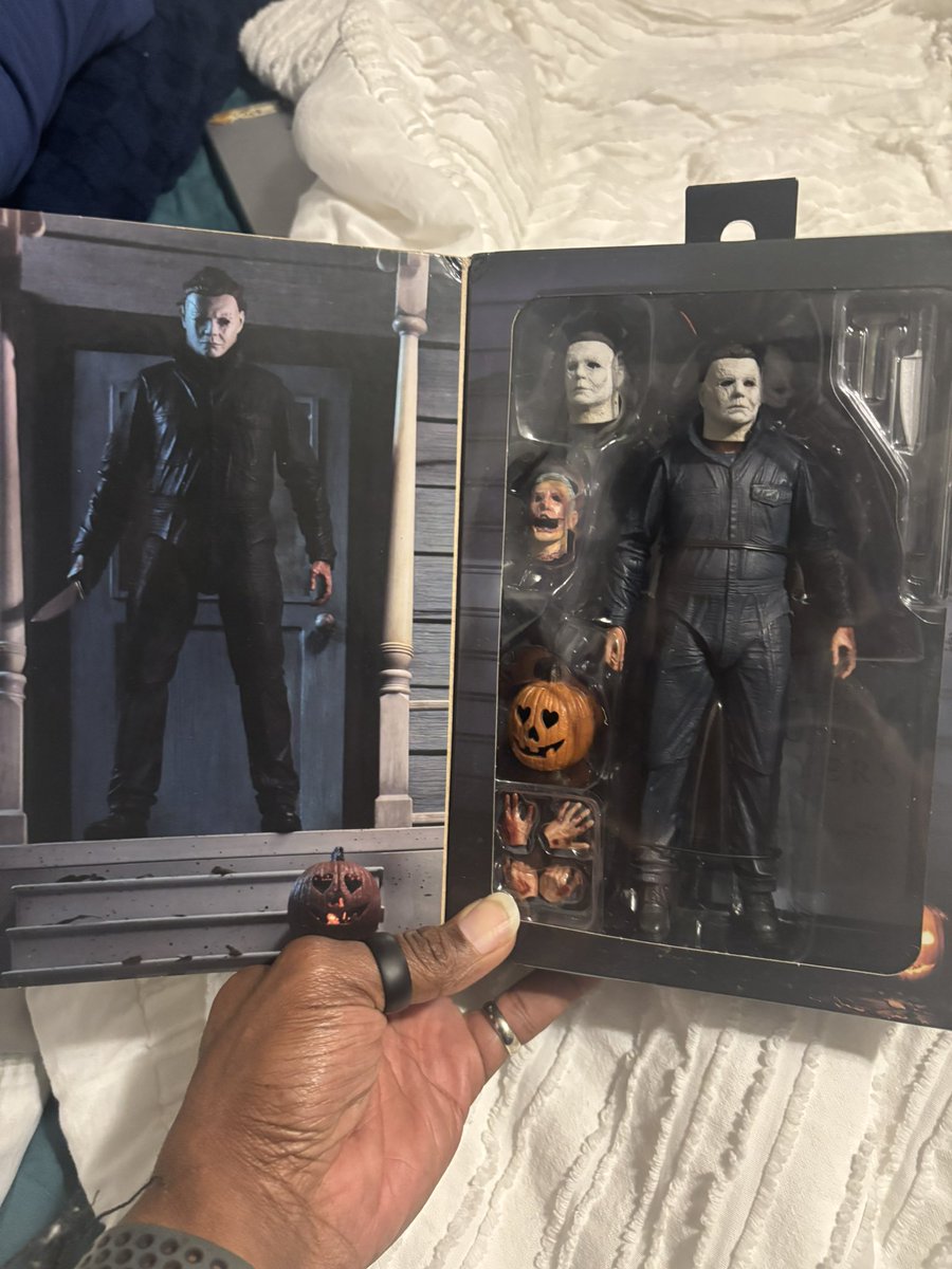 JulieD982's tweet photo. He came home tonight!! #theshape #michaelmeyers https://t.co/etB3VPzx0i