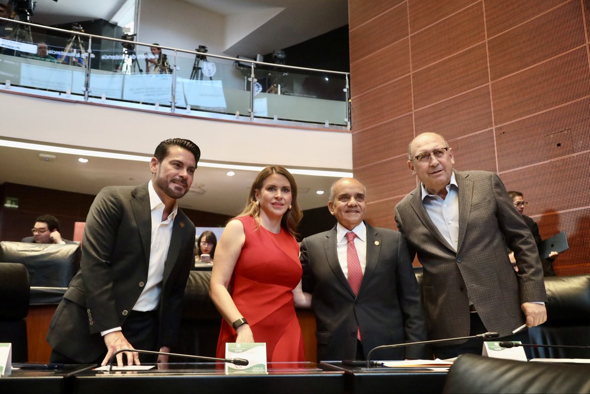 caroviggiano's tweet photo. Si no actúan con visión de Estado, van a seguir siendo contradictorios: lo que hoy defienden, ayer lo denostaron, y viceversa.

La cuerda siempre se revienta por lo más delgado; por eso el narcosenador no pide licencia ni viene.

En Morena van a traicionarse entre ellos para salvarse. Es lo que pasa en las mafias, hasta en las películas.

Eso les señalé en mi participación en tribuna; se los comparto.