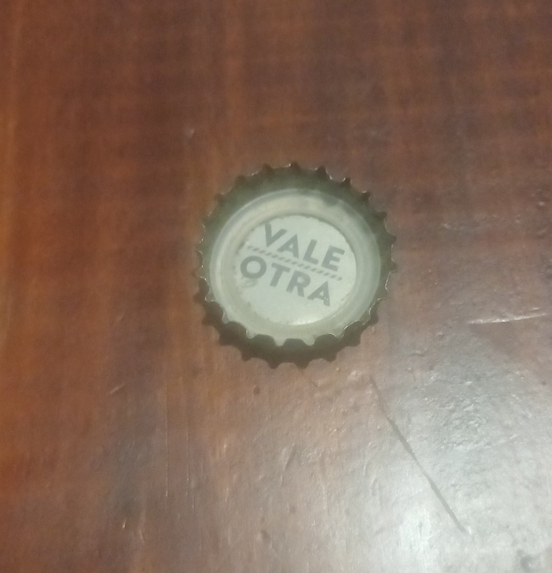 NicoSByC1891's tweet photo. @salus @cervezapatricia donde se cambian las tapas de vale otra? Fui desde ciudad vieja hasta la imm preguntando en cuanto almacén y super vi incluidos @devoto_uy, @SupermercadoTa2, el @UbesurUY de colonia y yi y nadie me la cambió, para que se ponen promos si no las cambian? https://t.co/5bg71tUbfU