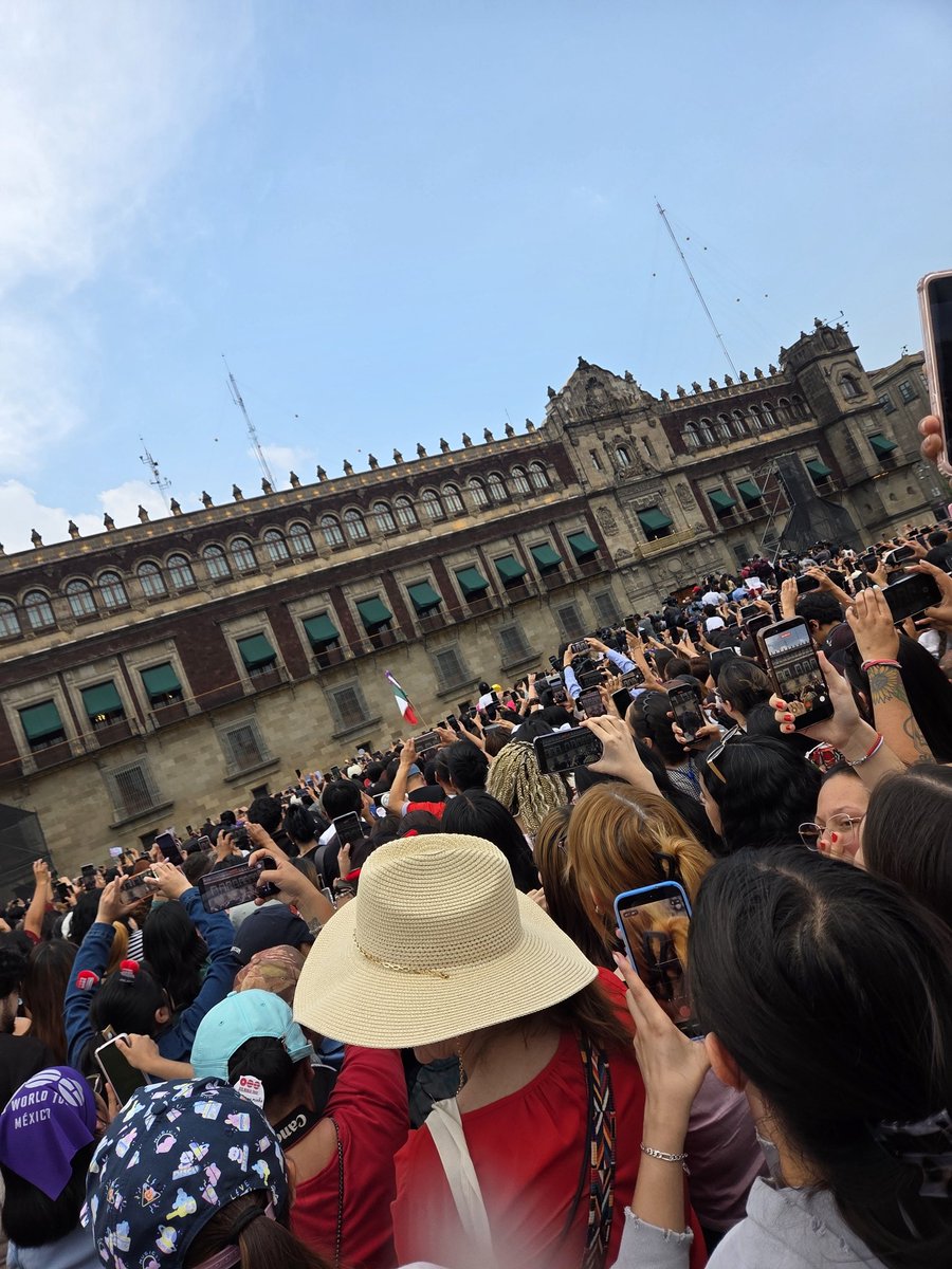 itzelayah's tweet photo. Llore, grite, cante #BTSMéxico https://t.co/WX49OFK9c9