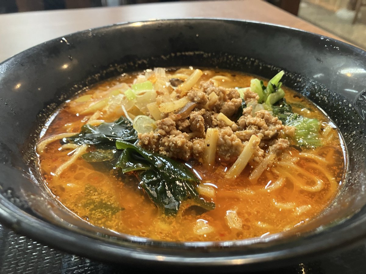 今日の社食。担々麺。
ラー油はセルフであとがけ。これが結構辛くて美味い。