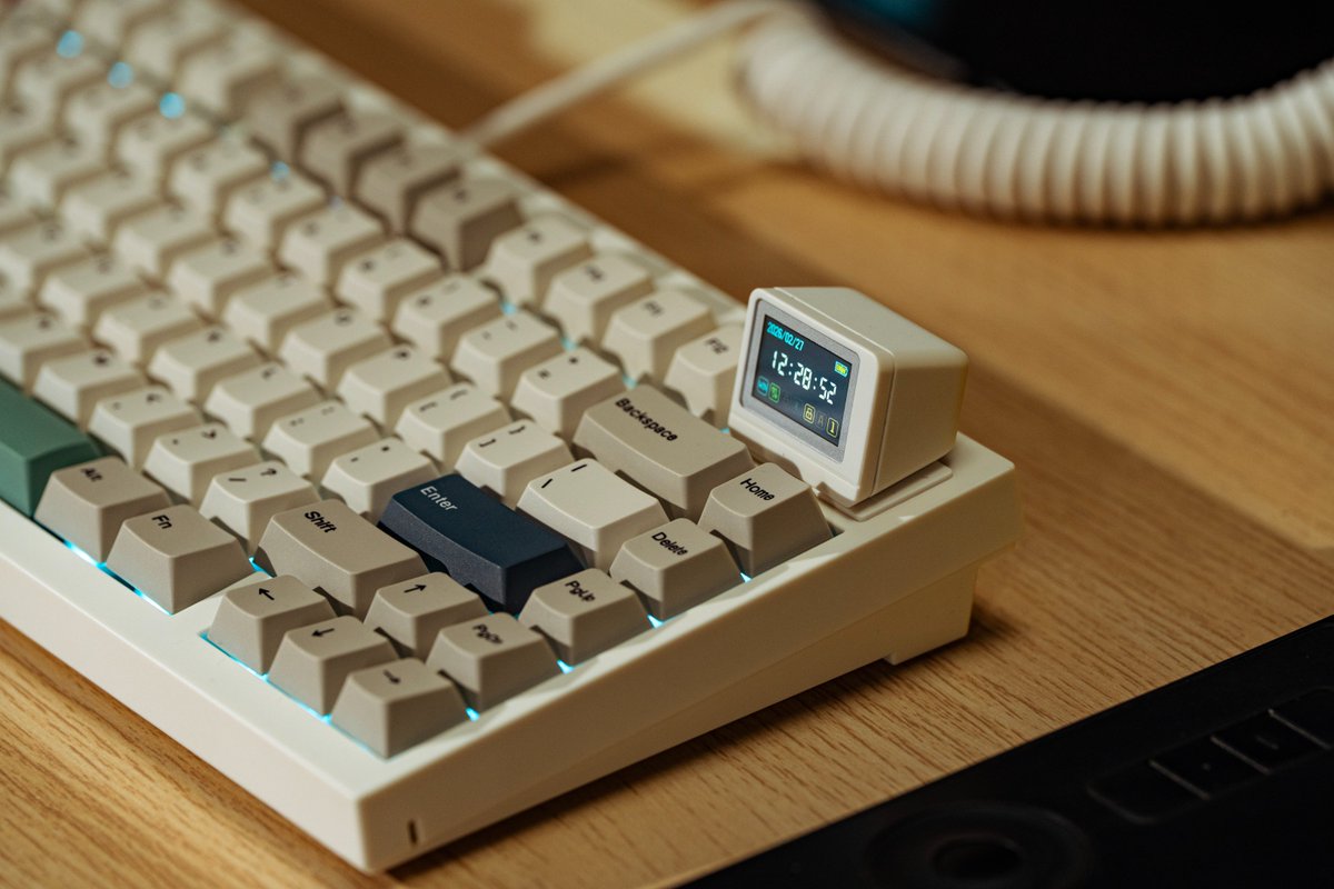 EpomakerK's tweet photo. How many details does the RT98 have? 🤔
🔹 98-Key Retro Mechanical Keyboard
🔹 Innovative Modular Design
🔹 Native Southpaw & Right handed version available
🔹 Detachable Magnetic Mini Smart TV Display
The perfect desk companion ✨ https://t.co/vUgw30wI8s
#Epomaker #RT98 https://t.co/eeY7uVoZbo