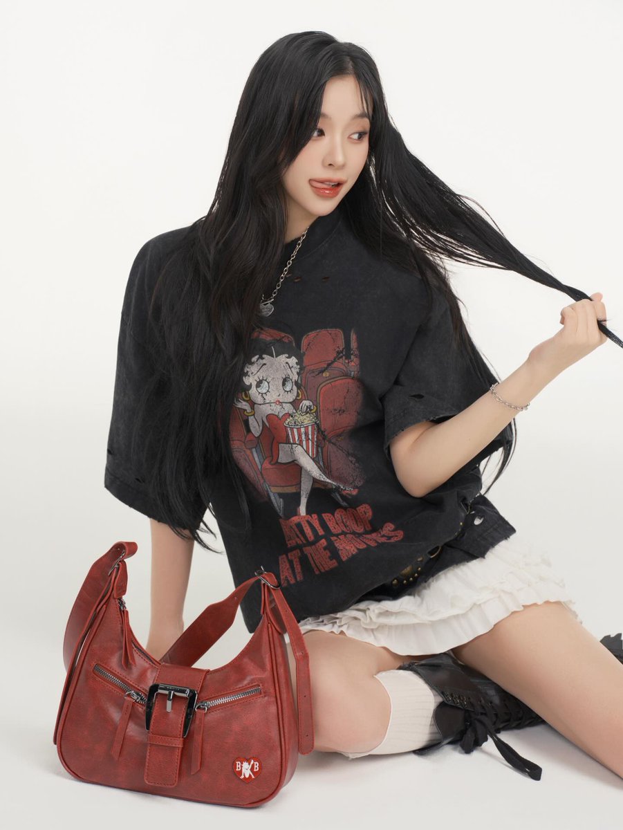 831x1O_'s tweet photo. 헐 서율이 베티붑 룩북 찍었대...😍

𝑩𝒆𝒕𝒕𝒚 𝑩𝒐𝒐𝒑 2026 Summer Campaign Lookbook

배우 이서율(@/fox._.zzlo_)과 함께한 베티붑의 2026 Summer 캠페인 룩북이 공개되었습니다💕

베티붑과 이서율, 사랑스러움의 두 아이콘이 만나 선보이는 이번 썸머 캠페인제품은 전국 베티붑 매장과 CNVS 공식 홈페이지, 무신사, 29cm에서 만나보실 수 있습니다💖

#이서율 #LEESEOYUL 

🔗https://t.co/5aVdQGejzn