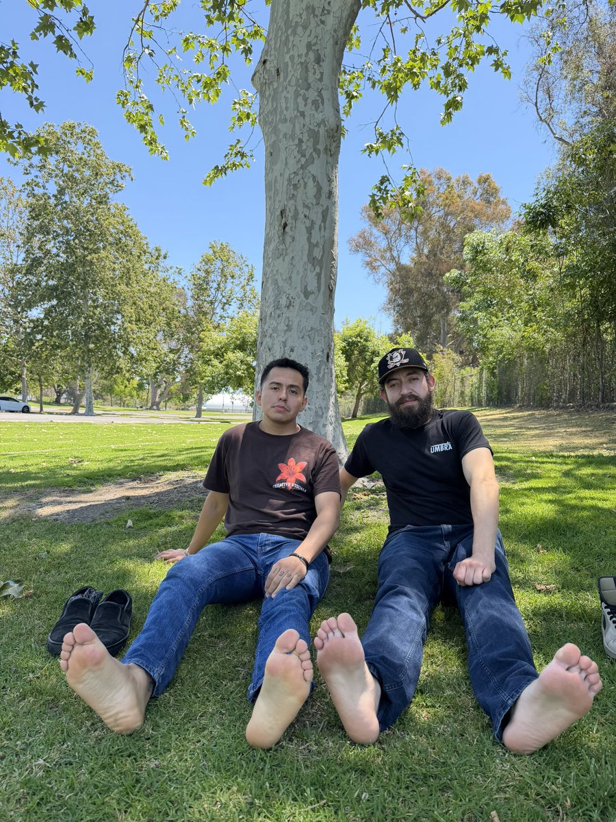 ericksfantasy's tweet photo. I met a random guy at the park today and asked if I could take pics of his feet and he said yes 😉🦶🏽 https://t.co/HYFUbzkEB3