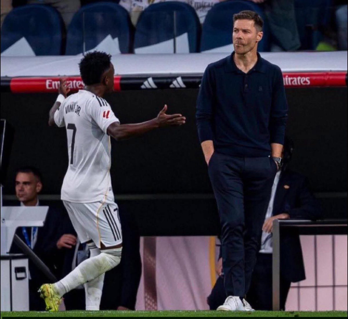 No se trata de si a Dembele lo cambiaron en el 60.

Lo que pasa es que hay un entrenador coherente y con personalidad: Dembélé anotó, pero salió porque Kvaratskhelia se estaba matando en defensa.

¿Y en el Clásico? Mbappé fue un fantasma, y <a href="/vinijr/">Vini Jr.</a> estaba siendo el mejor, así que