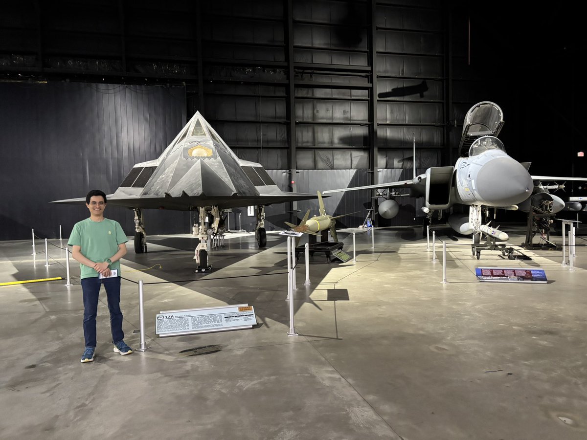 capt_fadag's tweet photo. صورة من المتحف الوطني للقوات الجوية الأمريكية في مدينة دايتون، مع طائرة F-117A الشبحية، وطائرة F-15C والملقبة بالنسر. متحف مهيب، يضم عددًا كبيرًا من الطائرات العسكرية، من كافة الفئات، ومن مختلف الحِقب الزمنية. https://t.co/1NvTJSggvf