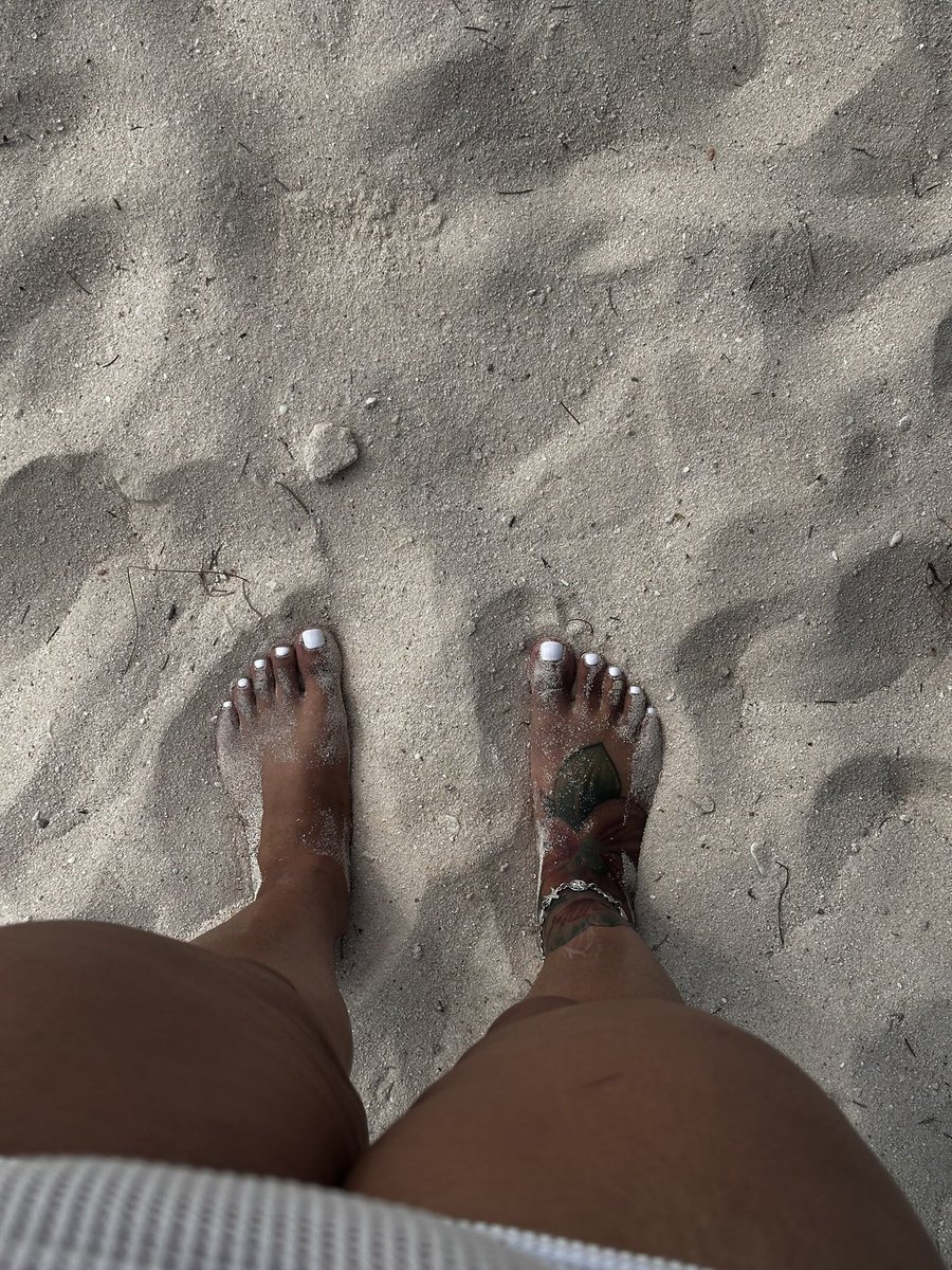 _BabyyyD's tweet photo. I’m still wondering how much my feet pics will go for 😕 https://t.co/5fvqnua2QB