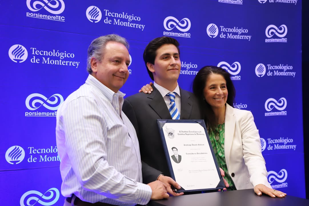 ITESMCEM's tweet photo. 🎓 #PorSiempreTec de la Escuela de Negocios marcó el comienzo de una nueva etapa: un momento en el que la generación 2025 sostuvo por primera vez el resultado de años de esfuerzo, dedicación y visión: su título profesional. 💙 #TecCEM https://t.co/dpq64Y7wKw