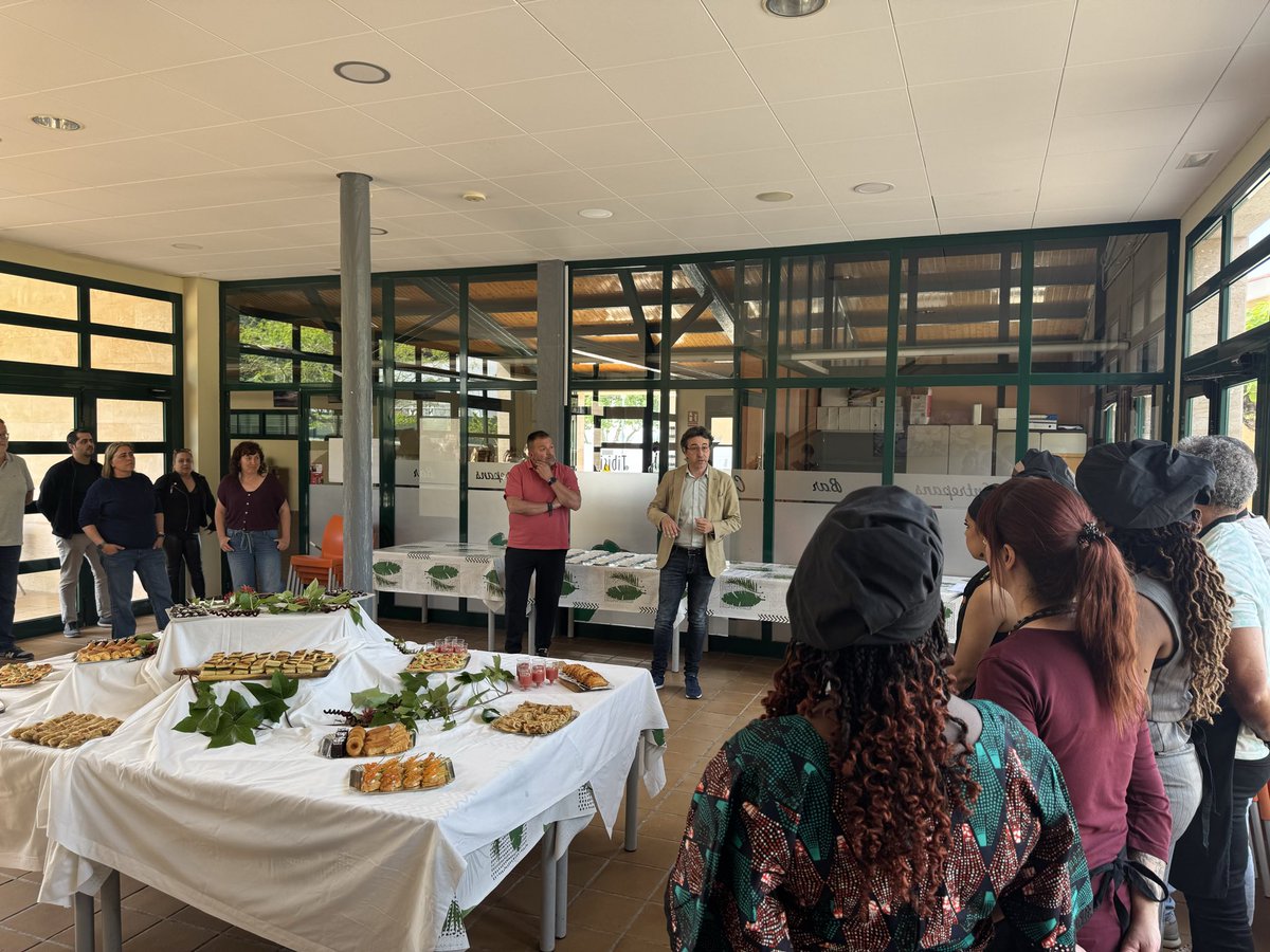 ccriberaebre's tweet photo. 🍽️ Deu alumnes completen la formació d’ajudant de cuina i cambrer/a organitzada pel @RiberadEbreViva.

🚀 Ara inicien pràctiques en empreses per accedir al mercat laboral. 

Un sector més format per una Ribera d'Ebre revitalitzada!

🔗 Més informació: https://t.co/BjQYrRiCnt https://t.co/gPOZgzjcqi