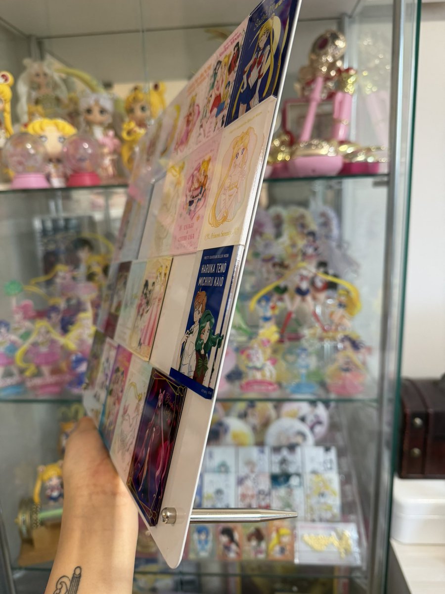 SHEINのマグネットボード、
セーラームーンのアクリルマグネットvol1〜vol3全部貼るのにぴったりすぎる！！！！！！！立てておけて飾れる！✨🩷
（歯抜けのところは揃ってないやつ🥹あと２つ😅）