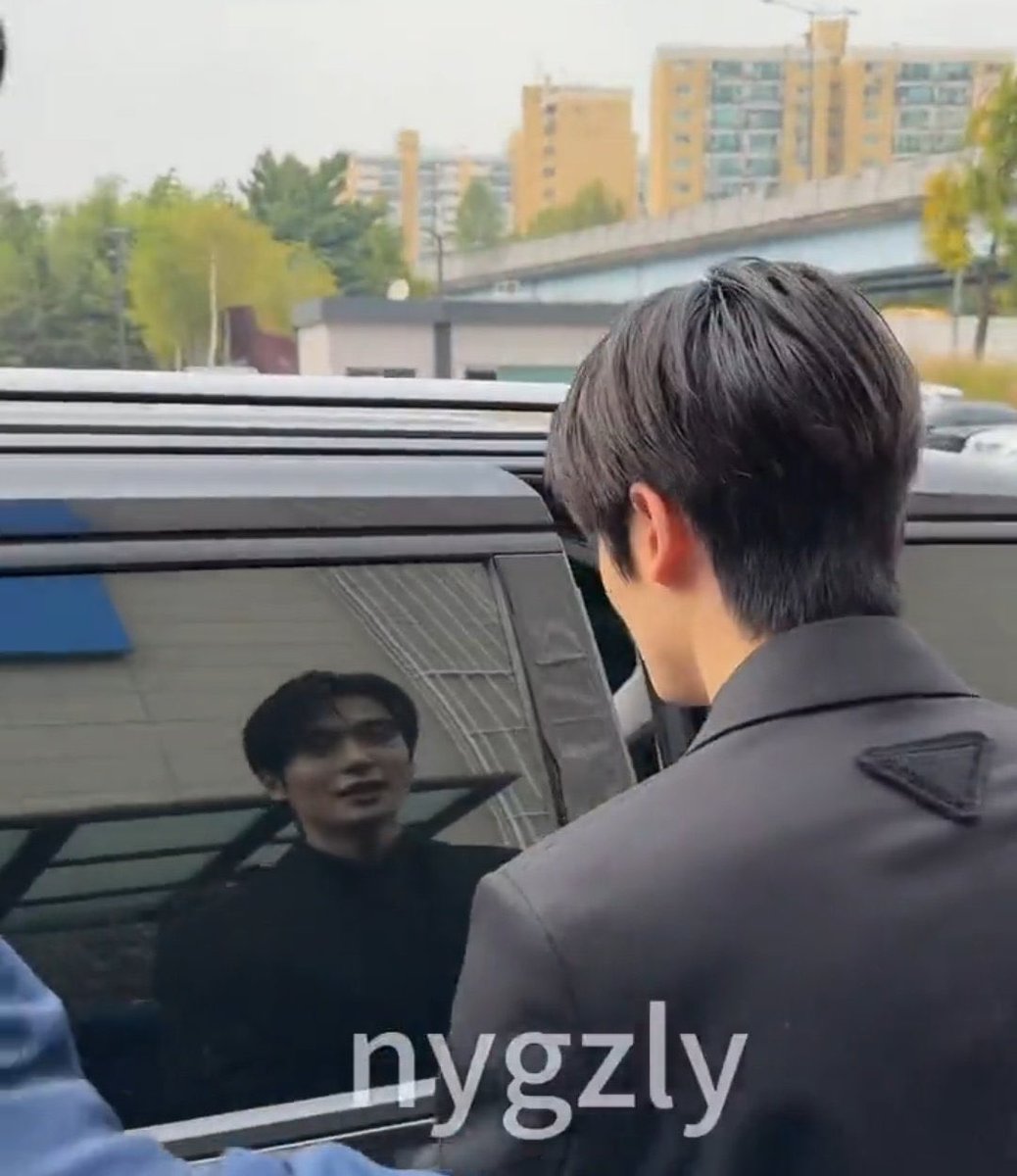 yunoceans's tweet photo. back with jaehyun and his handsome reflection on the car window https://t.co/yCvbGZ7qP4
