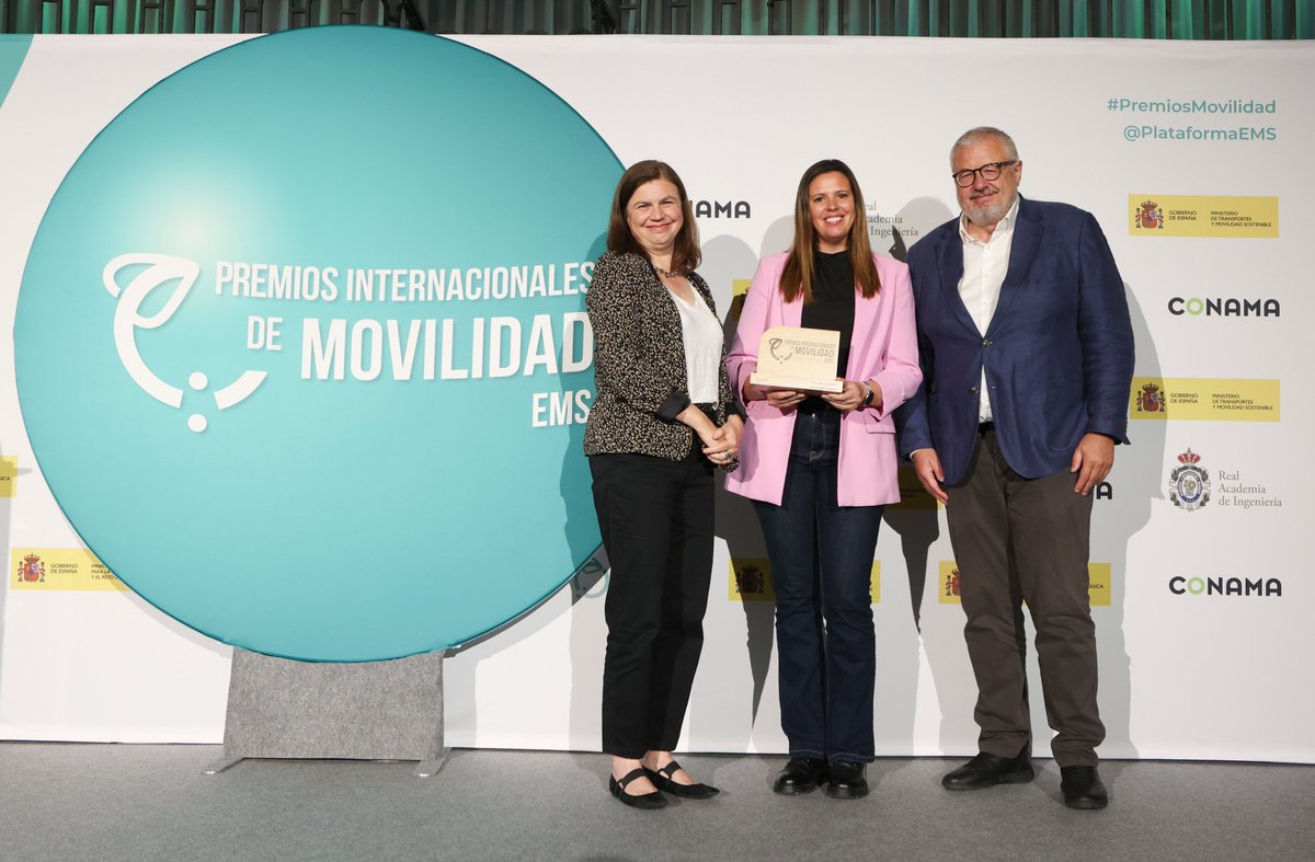 ambici_oficial's tweet photo. 🚴⚡ @TMB_Barcelona rep el Premi Internacional de Mobilitat per la gestió de l’#AMBici.
🏆 El servei de bicicleta elèctrica compartida de l’Àrea Metropolitana de Barcelona ha estat reconegut com a model d'èxit en la integració del #transportpúblic ➡️ https://t.co/5taXmVWgQl https://t.co/rpMPEpNy6K